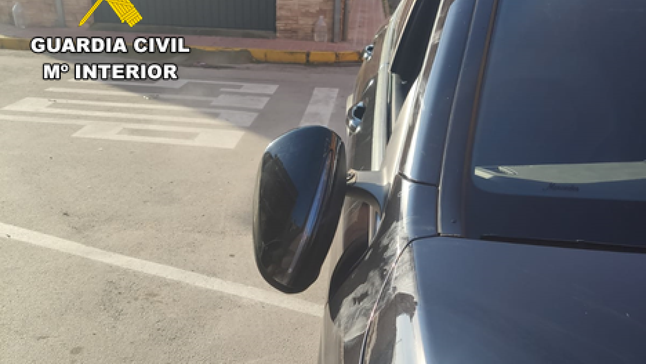 La mayoría de los vehículos daños sufrieron desperfectos en el retrovisor.