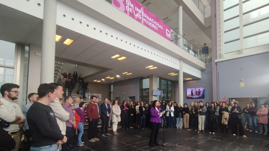 Emotiva lectura del manifiesto por la igualdad de la administrativa de Radio Castilla-La Mancha, Irene Garrido
