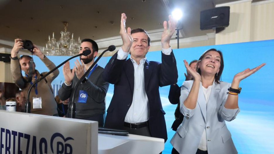 El candidato del PP a la presidencia de Castilla y León Alfonso Fernández Mañueco celebra los resultados electorales tras los comicios castellanoleoneses.