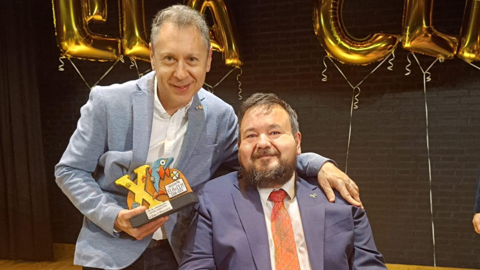 El alcalde de La Roda, Juan Ramón Amores, concede a Héroes Anónimos, presentado por Julián Cano, el reconocimiento de Entidad Embajadora de la ELA