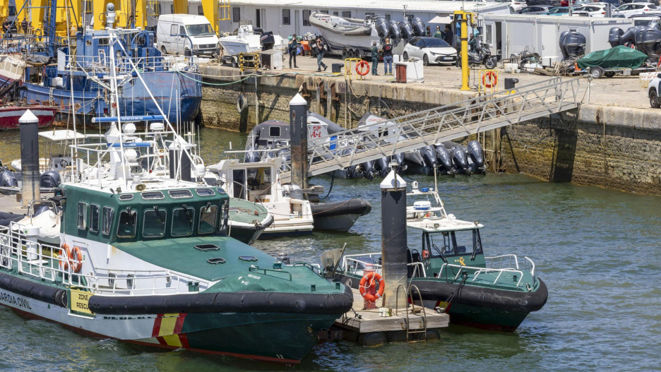 HUELVA, 08/05/2026.- Vista de dos barcos de la Guardia Civil este viernes, en el muelle de Levante, en Huelva. Uno de los agentes de la Guardia Civil herido grave en el choque de dos embarcaciones del cuerpo mientras perseguían a una narcolancha en Huelva ha fallecido poco después del suceso, han informado a EFE fuentes próximas a la investigación. EFE/ Alberto Di´az