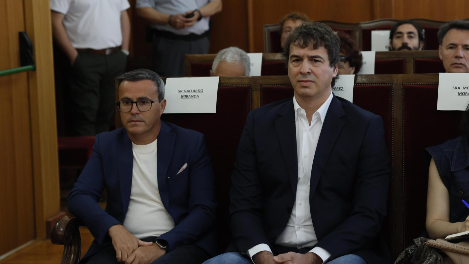 BADAJOZ (ESPAÑA), 28/05/2026.- El hermano del presidente del gobierno David Sánchez y Miguel Ángel Gallardo, ex líder del PSOE extremeño, este jueves en la Audiencia de Badajoz, donde se inicia el juicio por el proceso de contratación de David Sánchez, hermano del presidente del Gobierno, en la Diputación de Badajoz. EFE/ Ballesteros POOL