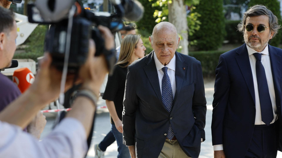 FOTODELDÍA MADRID (ESPAÑA), 28/05/2026.- El exministro del Interior Jorge Fernández Díaz (2d) a su llegada este jueves a la Audiencia Nacional de Madrid para declarar como acusado de una operación parapolicial para espiar al extesorero del PP Luis Bárcenas y sustraerle información incriminatoria para el PP. EFE/ Mariscal