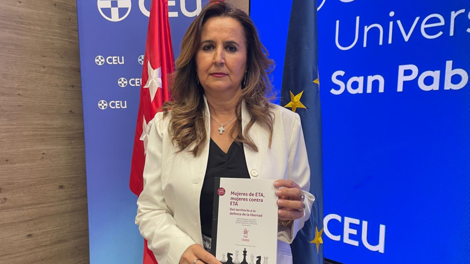 Manuela Simón con el libro 'Mujeres de ETA, mujeres contra ETA', en el que ha participado