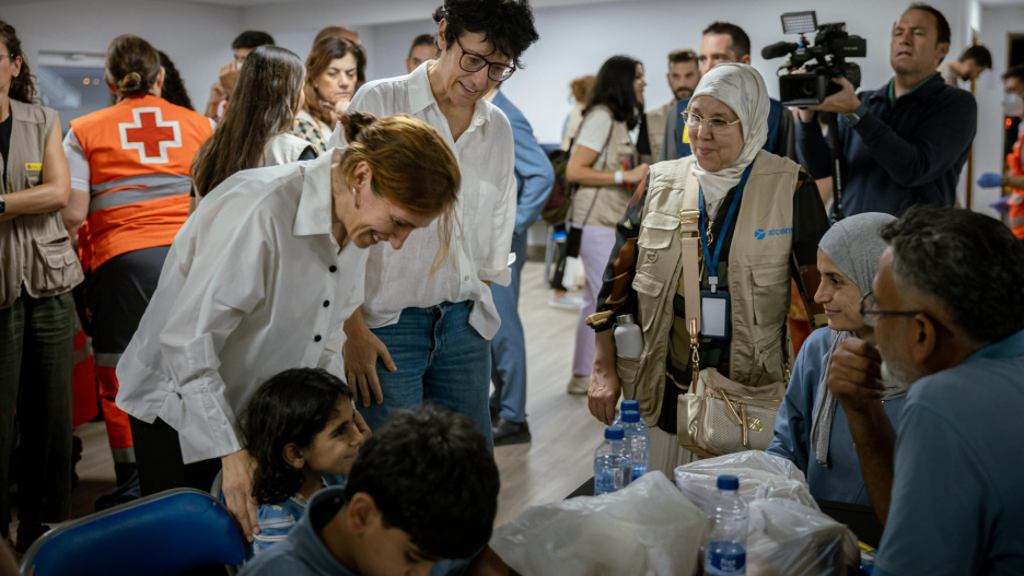 Veinte niños acompañados por sus familiares ya han llegado a España para ser atendidos en hospitales españoles.