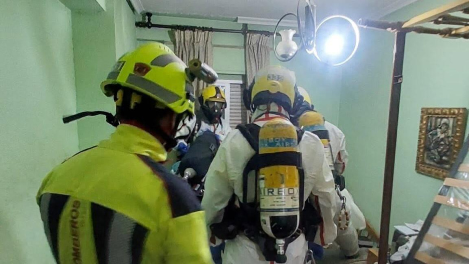 Los bomberos han dado asistencia a la policía en el rescate del cuerpo.