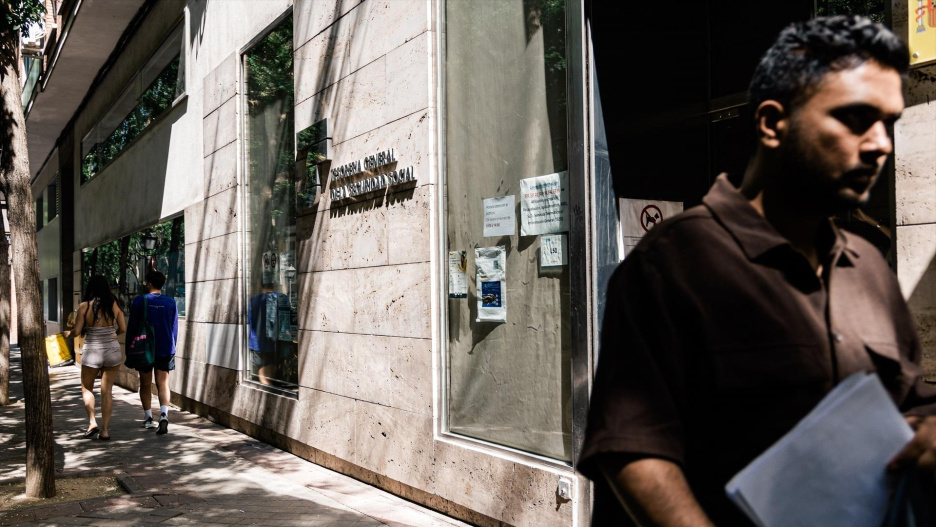Fachada de una oficina de la Seguridad Social en Madrid