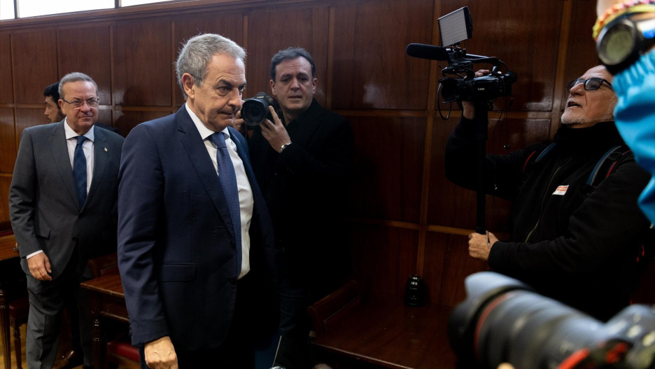 (Foto de ARCHIVO)
El expresidente del Gobierno José Luis Rodríguez Zapatero comparece ante la Comisión de Investigación sobre el ‘caso Koldo’, en el Senado, a 2 de marzo de 2026, en Madrid (España). Zapatero ha sido citado por el Partido Popular para dar explicaciones sobre el rescate financiero público a la aerolínea Plus Ultra, por ello el PP ha pedido las declaraciones de IRPF desde que el socialista fue presidente, su declaración de bienes y propiedades, tanto en España como en el extranjero, y copia de las comunicaciones con las autoridades venezolanas por el rescate de la compañía Plus Ultra.

Eduardo Parra / Europa Press
02/3/2026