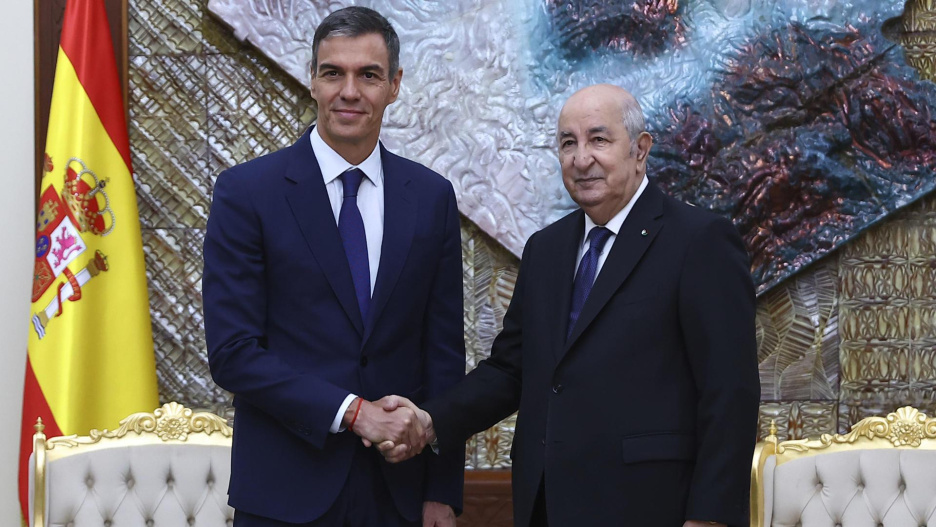 ARGEL, 20/07/2026.- El presidente del Gobierno, Pedro Sánchez (izda), y el presidente de la República Argelina Democrática y Popular, Abdelmadjid Tebboune, han acordado impulsar una nueva etapa en las relaciones entre España y Argelia, basada en el refuerzo del diálogo político, el fortalecimiento del partenariado económico y una mayor cooperación en el ámbito regional e internacional. EFE/Pool Moncloa / Fernando Calvo CRÉDITO OBLIGATORIO? SOLO USO PERMITIDO PARA ILUSTRAR LA NOTICIA QUE APARECE EN EL PIE DE FOTO? SÓLO USO EDITORIAL