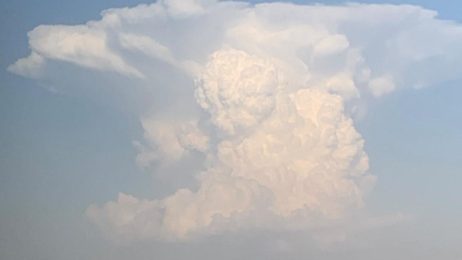 Cumulonimbo creciendo entre Almansa (#Albacete) y Ayora (#Valencia), visto desde Albacete capital el pasado 11 de agosto