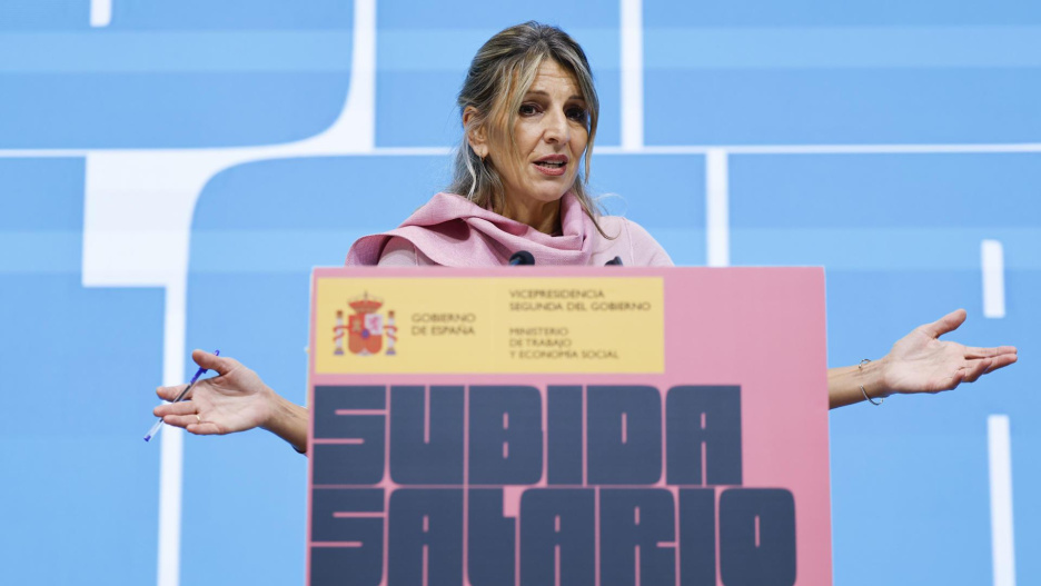 La vicepresidenta segunda y ministra de Trabajo, Yolanda Díaz (i), durante la rueda de prensa posterior a la reunión de la comisión asesora que comenzará a preparar la subida del salario mínimo interprofesional (SMI) para 2027. EFE/ Mariscal