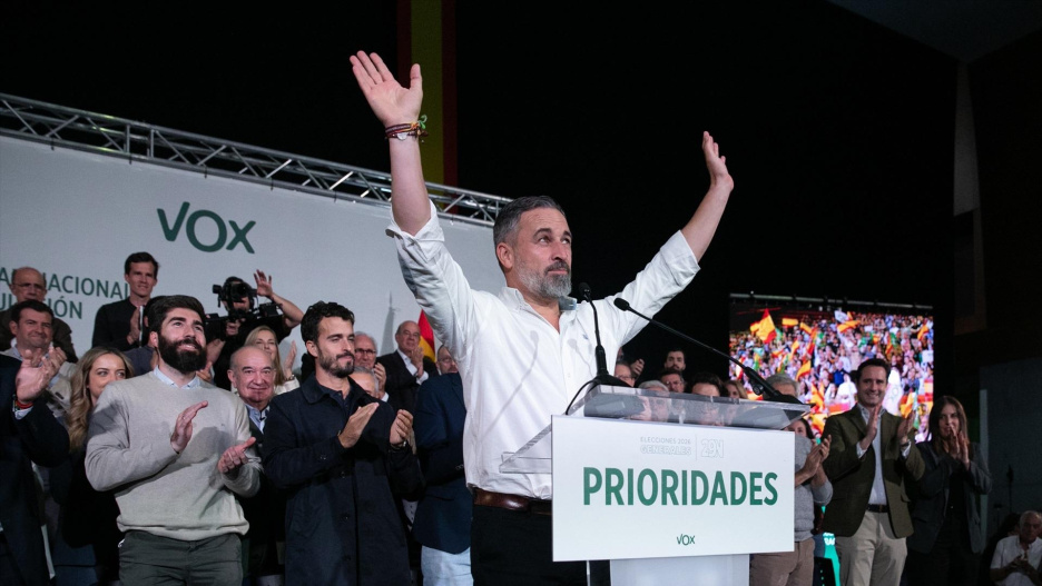 El líder de Vox en el acto de presentación de cabezas de lista para las elecciones de 29N en el Auditorio de Talavera de la Reina (Toledo).

JUANMA JIMENEZ/EUROPA PRESS
26/10/2026
