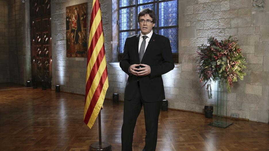 GRA193 BARCELONA, 30/12/2016.- Fotografía facilitada por la Generalitat de Cataluña de su presidente, Carles Puigdemont, durante el mensaje institucional a los ciudadanos con motivo del Fin de Año. EFE/ Jordi Bedmar *** INFORMACIÓN EMBARGADA HASTA LAS 21.