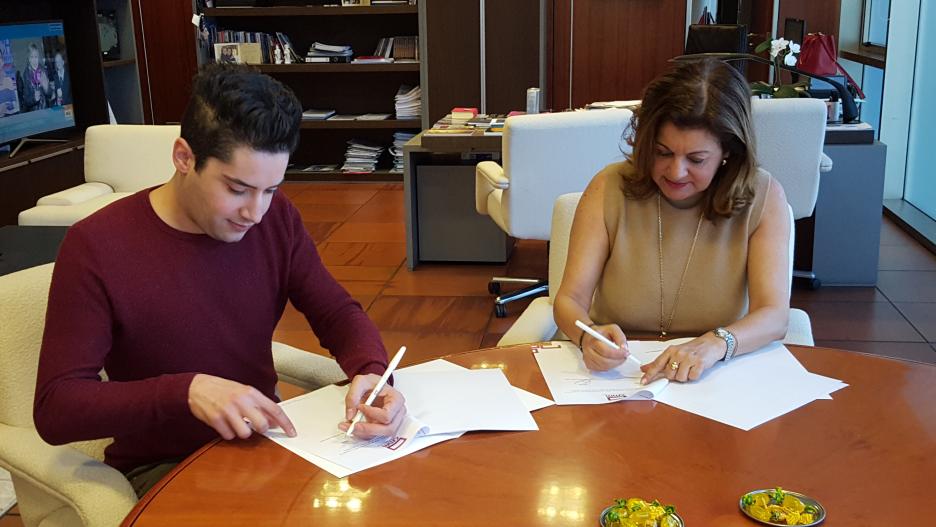Carmen Amores, Directora General de Castilla-La Mancha Media,  y Álvaro Vielsa, Presidente de FECICAM en la firma del acuerdo de colaboración.