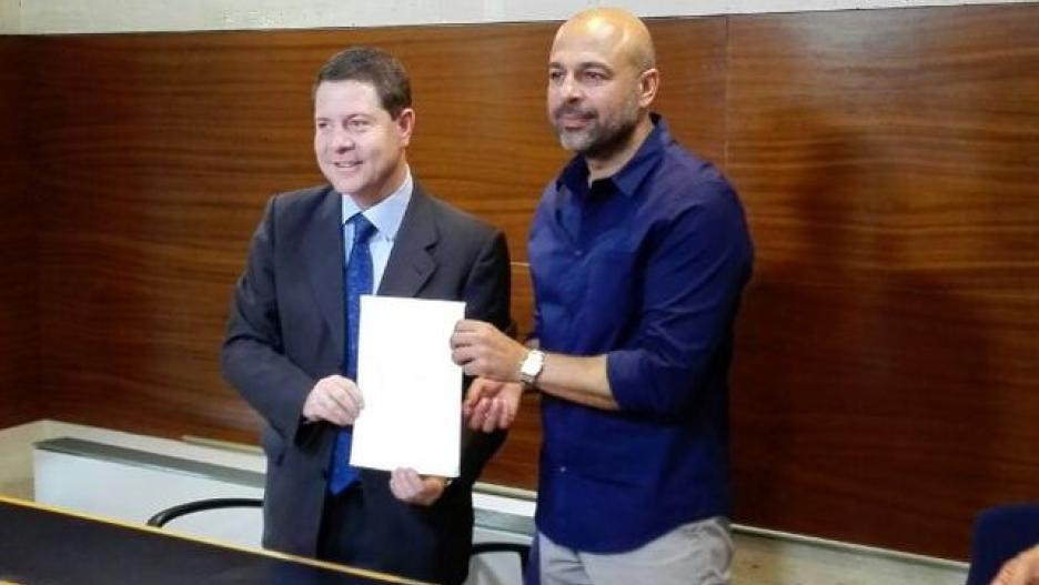 Page y Molina en la firma del acuerdo de investidura. 