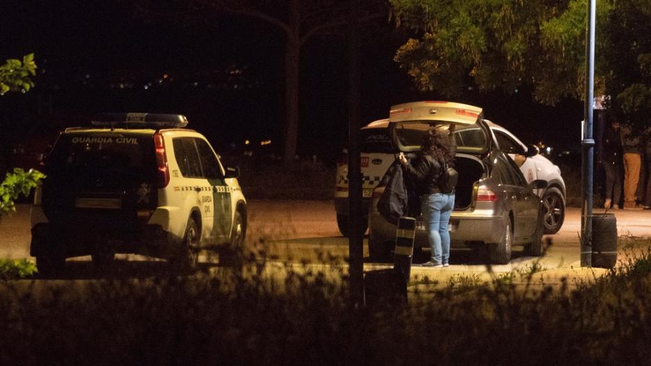 GRAF4148. LAS GABIAS (GRANADA), 11/05/2018.- Miembros de la guardia civil y de la policía municipal se ha personado en el campo de tiro de Las Gabias, Granada, donde una chica de 21 años y un joven de 24 han fallecido esta noche a consecuencia de disparos