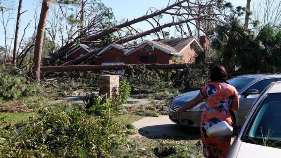 Una mujer mira a los árboles caídos en una casa después de la llegada del huracán Michael a Callaway, Florida (EE. UU.)