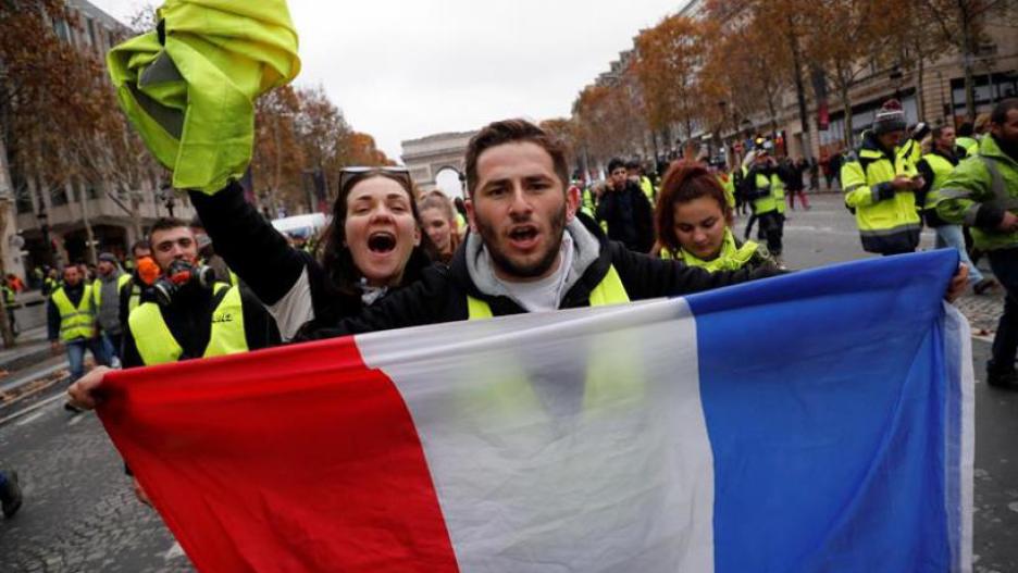 Los "chalecos amarillos" se manifiestan en París contra la subida de los carburantes