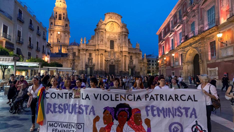 GRAF5689. MURCIA, 20/09/2019.- El Movimiento Feminista de Murcia se ha manifestado para apoyar la iniciativa de Emergencia feminista 20S y a la mundial en la Semana de Acción por el Clima del 20 al 27S, hoy en la plaza de Belluga de Murcia. EFE/Marcial Gu