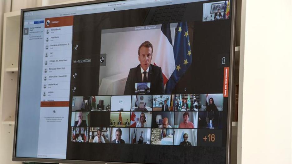 El presidente francés, Emmanuel Macron, aparece en pantalla en la videoconferencia en la que el presidente del Gobierno, Pedro Sánchez, participa desde Lanzarote, una conferencia internacional de apoyo al Líbano