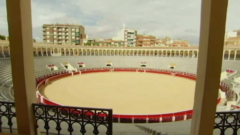 La Plaza de Toros de Albacete, enclavada entre las principales calles de la ciudad, es el coso de mayor relevancia de la región y uno de los más importantes de todo el país. Una joya arquitectónica cuya solución inspiró la construcción de otros plazas, como la de “Las Ventas” en Madrid.