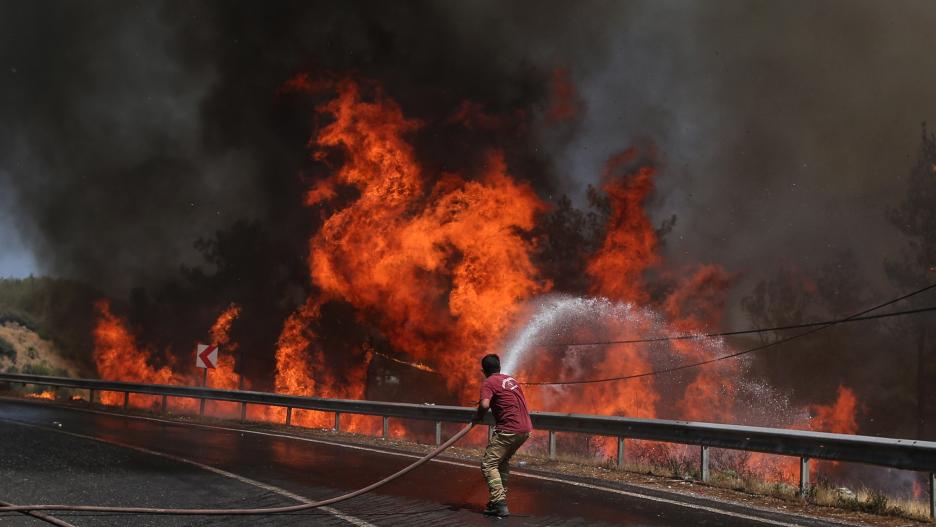 -FOTODELDÍA- MUGLA (TURQUÍA), 01/08/2021.- Un bombero combate el incendio forestal en el distrito de Marmaris, este domingo en Mugla (Turquía), donde ya hay al menos siete fallecidos. EFE/ Erdem Sahin