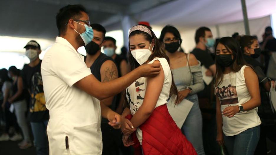 CIUDAD DE MÉXICO (MÉXICO), 27/07/2021 .- Personas de 18 a 29 años acuden a recibir su primera dósis de vacun anti covid hoy martes 27 de julio de 2021 en Ciudad de México (México) 
EFE/Sáshenka Gutiérrez