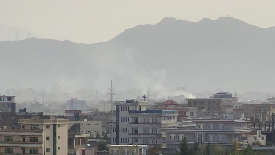 Kabul (Afghanistan), 29/08/2021.- Smoke billows at the scene following an explosion near the Hamid Karzai International Airport, in Kabul, Afghanistan, 29 August 2021. The process of withdrawing the 5,000 United States military personnel deployed to Kabul