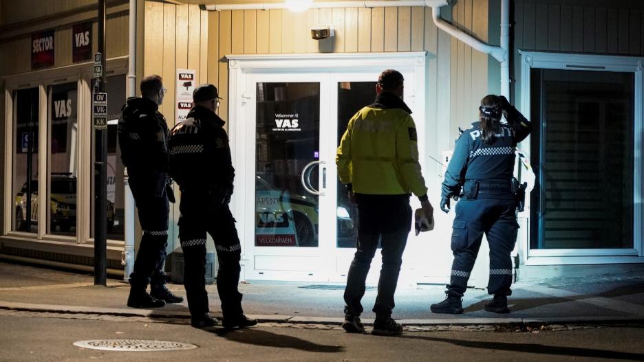 Kongsberg (Norway), 13/10/2021.- Police personnel investigate after an attack in Kongsberg, Norway, 13 October 2021. Five people confirmed dead in an attack with a weapon, supposed to be a bow and arrows. The perpetrator was arrested and Police is investi