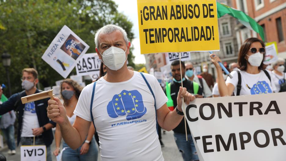 Un hombre sostiene una pancarta donde se lee "¡Gran abuso de temporalidad!", en una manifestación de trabajadores interinos para que sean declarados empleados fijos, a 25 de septiembre de 2021, en Madrid (España). Esta manifestación ha sido convocada por 