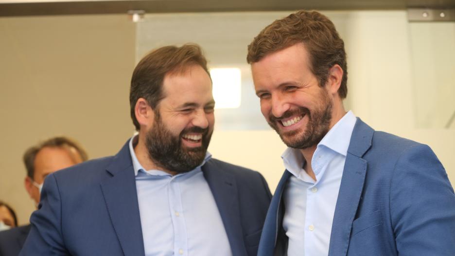 El presidente del PP de Castilla-La Mancha, Paco Núñez (i) y el presidente del Partido Popular, Pablo Casado (d), en la inauguración de la nueva sede del PP de Castilla-La Mancha, a 10 de septiembre de 2021, en Toledo, Castilla-La Mancha (España). La sede