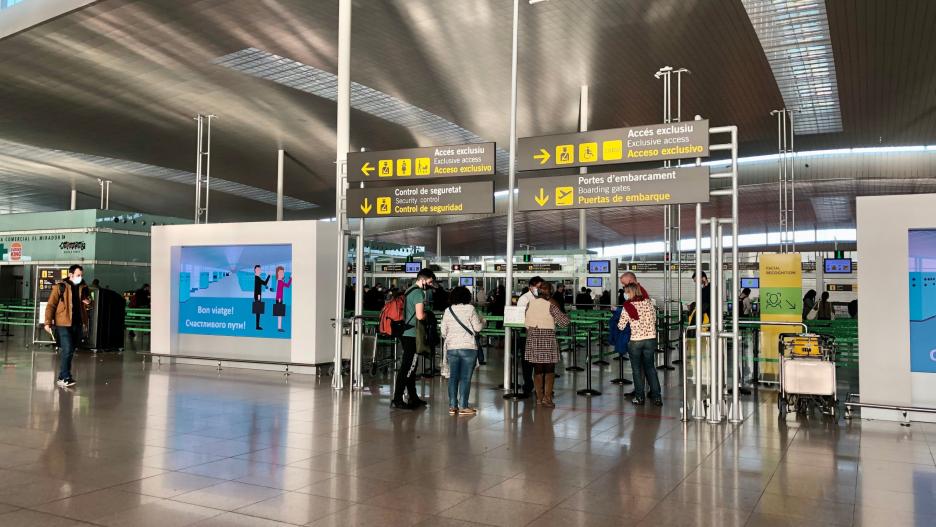 Pasajeros en el Aeropuerto de Barcelona-El Prat el 3 de diciembre.
EUROPA PRESS
03/12/2021