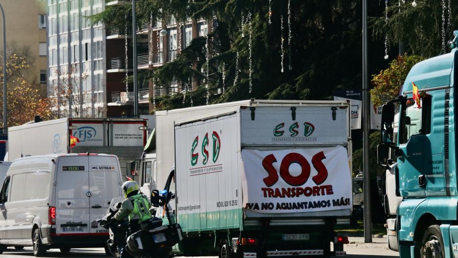 Varios camiones y furgonetas en las inmediaciones de Plaza de Castilla, durante una marcha lenta por las principales vías de Madrid para protestar por los problemas que sufre el sector, a 14 de diciembre de 2021, en Madrid (España). La Confederación Españ