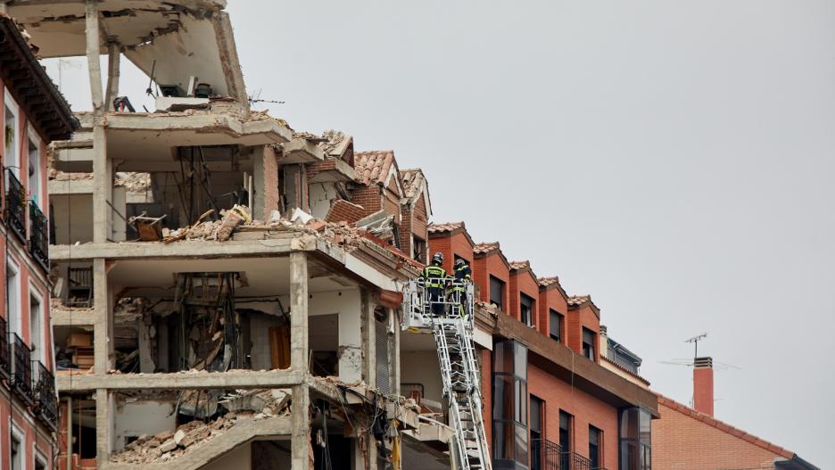EP- Selección fotos 2021: Bomberos trabajan en un inmueble afectado momentos posteriores a una fuerte explosión registrada en la calle Toledo que ha hundido varias plantas del edificio, en Madrid, (España), a 20 de enero de 2021. La explosión se ha produc