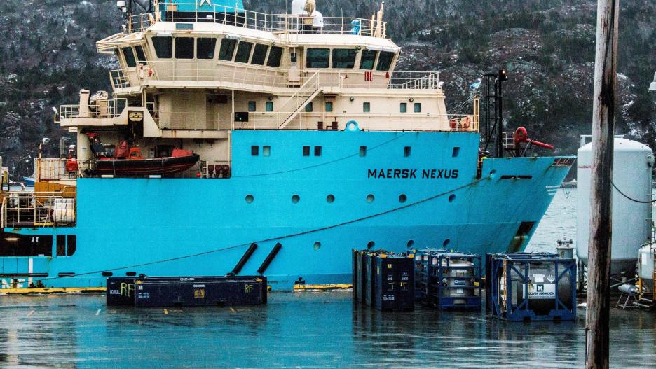 Fotografía del barco canadiense Maersk Nexus antes de que personal de una funeraria desembarcara los cuerpos de dos tripulantes del pesquero español Villa de Pitanxo hoy, en el puerto de San Juan de Terranova (Canadá).