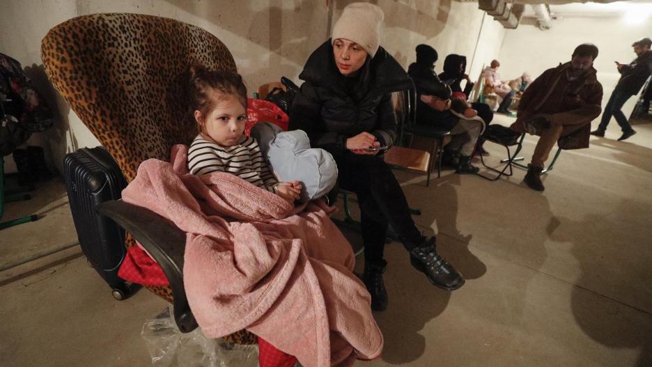 Varias personas en un refugio de Kiev (Ucrania) 24 February 2022