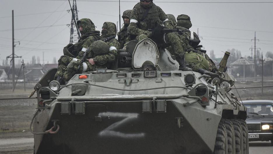 Soldados del ejército ruso, a bordo de un vehículo blindado de transporte de personal BTR-80, se dirigen por carretera hacia el centro de Ucrania