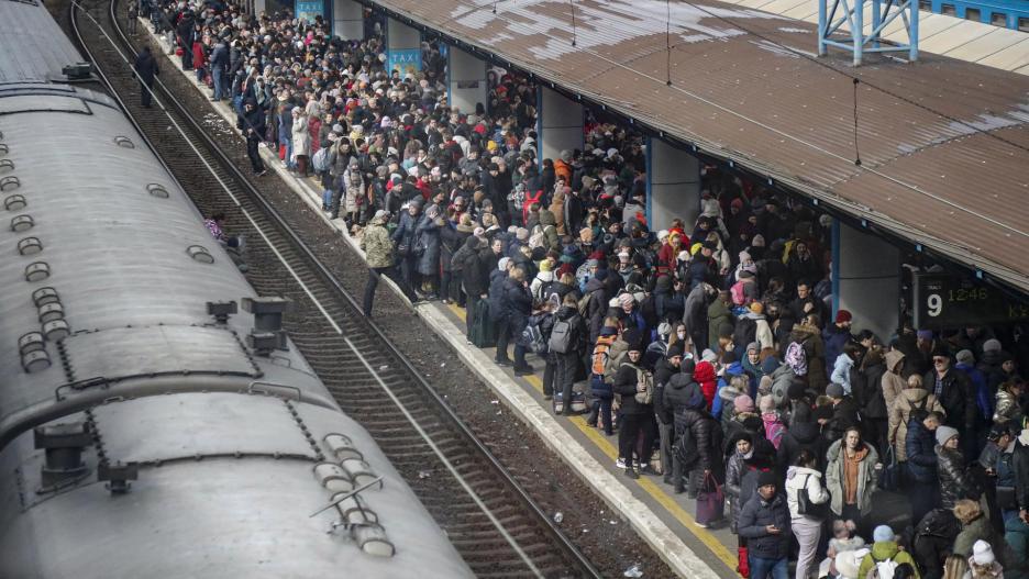Numerosas personas en la estación de tren mientras intentan huir de Kiev, UcraniaEFE/ZURAB KURTSIKIDZE
