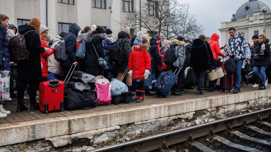Varias personas esperan en el andén a 4 de marzo de 2022 en la estación de tren de Lviv (Ucrania). Ucrania cumple nueve días sumida en un conflicto bélico tras el inicio de los ataques por parte de Rusia, el pasado 24 de febrero. Durante la pasada madruga