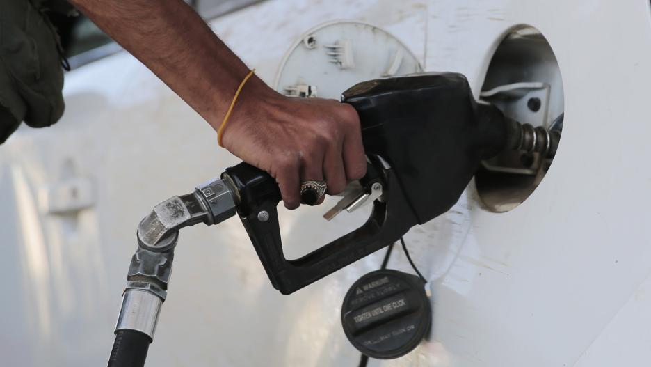 El gasóleo tipo A, el combustible de automoción más consumido en España, se vende ya por encima de los dos euros el litro en más de un centenar de gasolineras del país.
