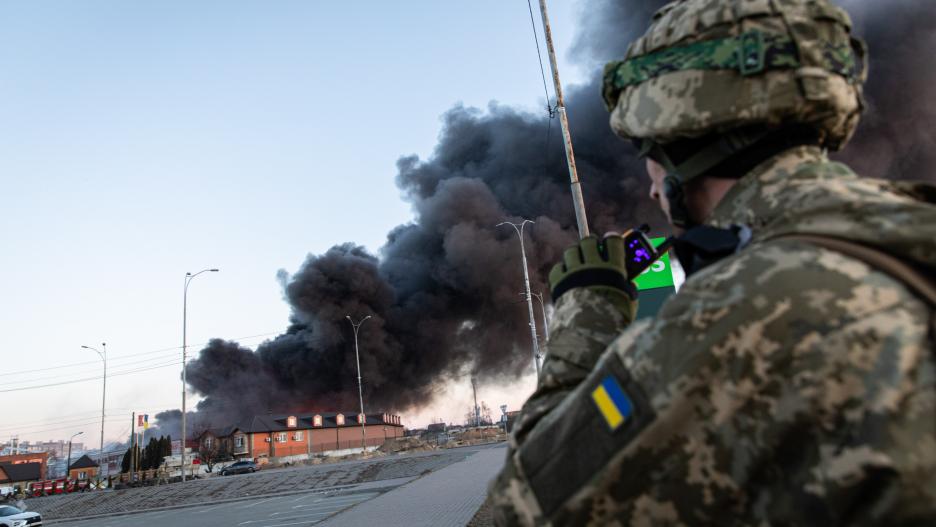 17 March 2022, Ukraine, Kiev: Smoke rises over a former shopping centre believed to have been used as a weapons depot by the Ukrainian military after a Russian attack. Photo: Alex Chan Tsz Yuk/SOPA Images via ZUMA Press Wire/dpa
Alex Chan Tsz Yuk/SOPA Ima