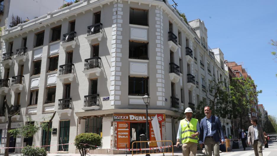 El delegado de Desarrollo Urbano, Mariano Fuentes (d), a su llegada a la calle del barrio de Salamanca donde se originó la explosión, en la calle General Pardiñas, a 9 de mayo de 2022, en Madrid (España). El delegado de Desarrollo Urbano en Madrid ha expl