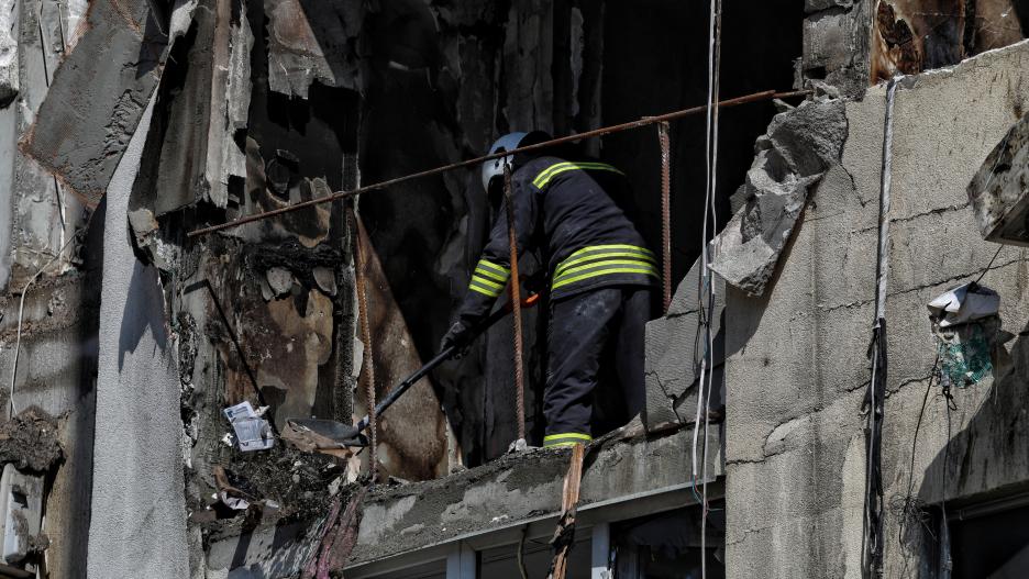 24 April 2022, Ukraine, Odesa: A firefighter clears debris off an apartment at a block destroyed by a Russian missile attack the day before. Photo: -/Ukrinform/dpa
24/4/2022 ONLY FOR USE IN SPAIN
