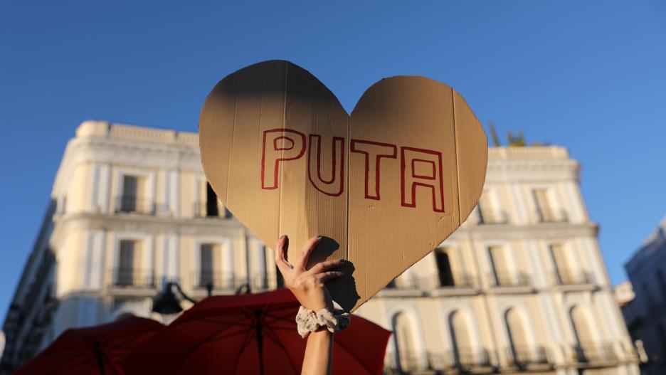 Una trabajadora sexual con un cartel en el que se lee: 'Puta', durante una protesta contra la legislación en la prostitución, en la Puerta del Sol, a 22 de octubre de 2021, en Madrid (España). Esta movilización ha sido convocada por el sindicato de trabaj