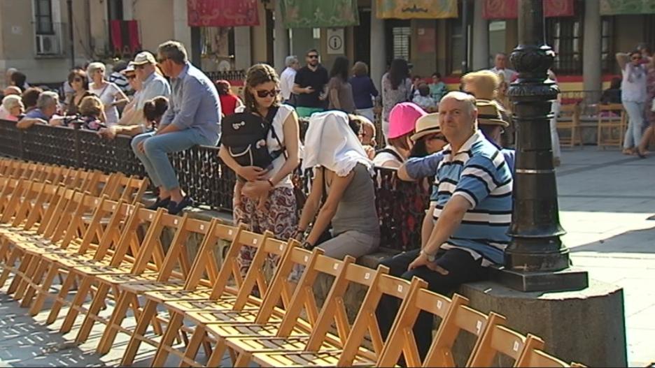 Largas colas para adquirir una de las 1.500 sillas ver la procesión del Corpus de Toledo