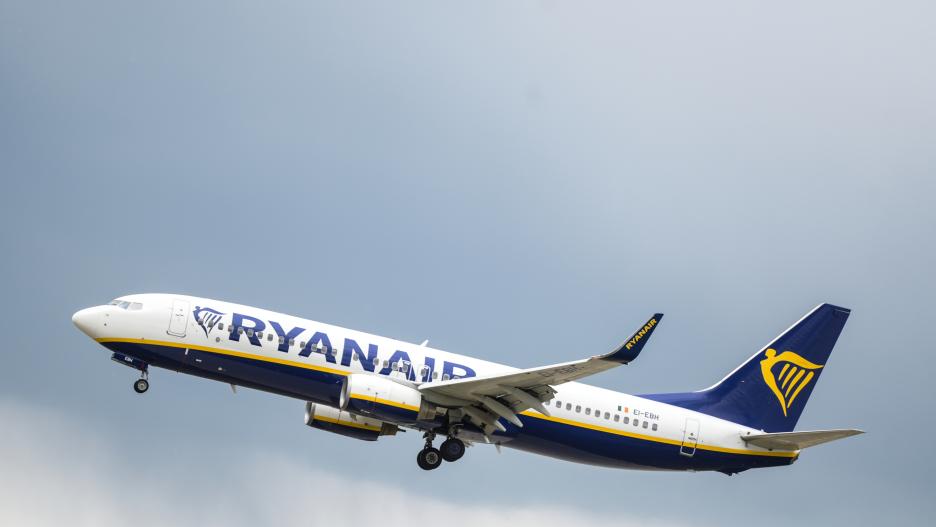 FILED - 30 April 2019, Hessen, Frankfurt_Main: A Ryanair aircraft lands at Frankfurt Airport. Ryanair Holdings Plc is targeting at least 1 billion euros ($1.1 billion) in profit for the coming year as pent-up demand buoys summer sales and a strong hedging