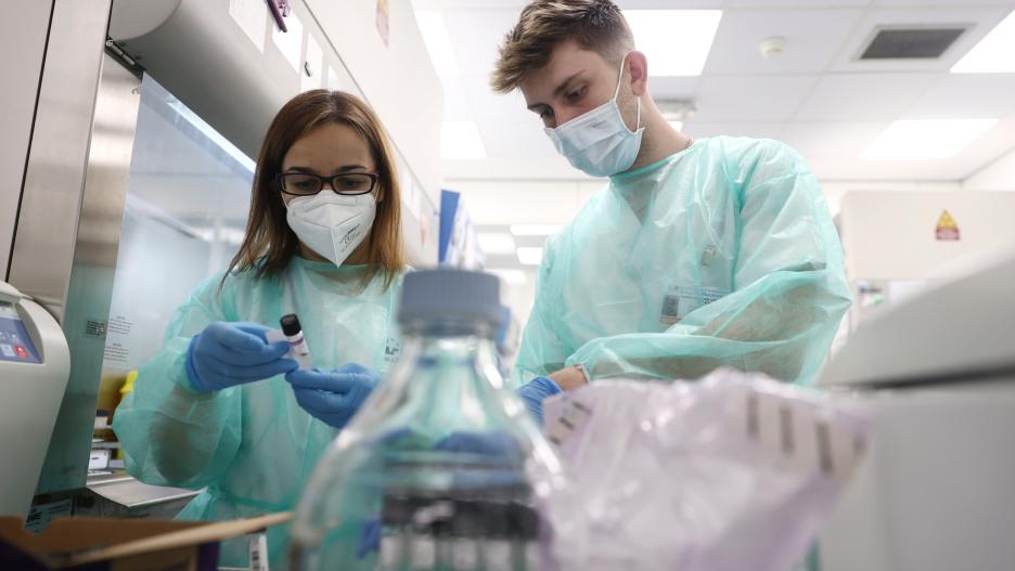 Varios técnicos de laboratorio trabaja con pruebas PCR en el Laboratorio de Microbiología del Hospital público Gregorio Marañón, a 31 de mayo de 2022, en Madrid (España). El centro hospitalario, junto a otros cuatro en la región, ha comenzado a realizar p