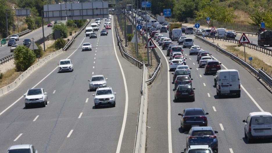 Numerosos vehículos circulan por la autovía A-3, el primer día de la segunda operación salida del verano de 2022, a 29 de julio de 2022, en Madrid (España). Desde las 15 horas de hoy 29 de julio, hasta las 24 horas del lunes 1 de agosto, Tráfico despliega
