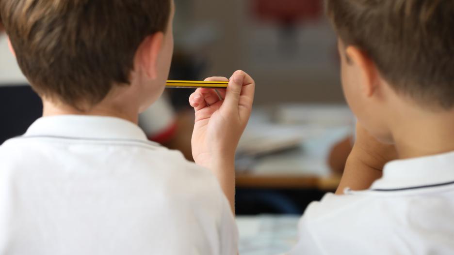 Un niño sostiene un lápiz el día del inicio del curso en el colegio de la Alameda de Osuna, a 5 de septiembre de 2022, en Madrid (España). El curso escolar 2022/2023 comienza este año marcado por la implantación de la LOMLOE en los cursos impares, así com