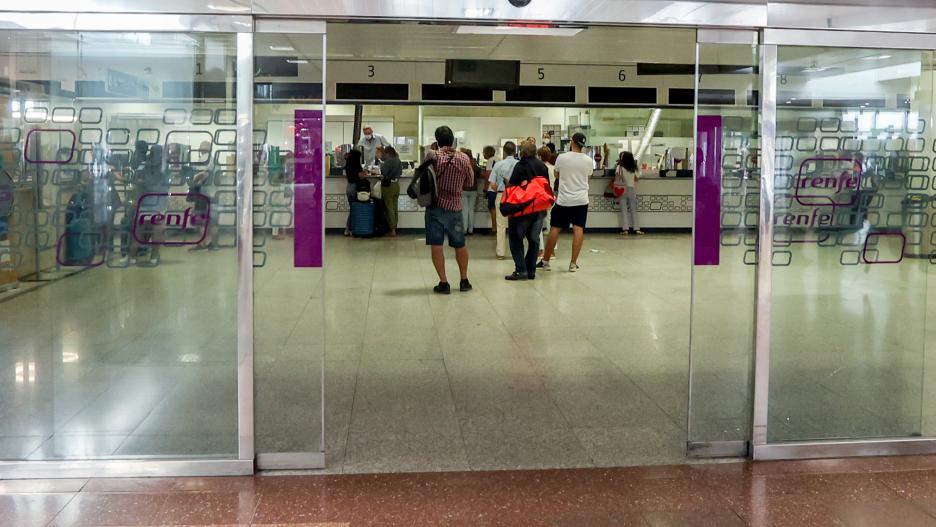 Pasajeros esperan para ser atendidos, en la estación de Chamartín, a 26 de agosto de 2022, en Chamartín (España). El nuevo abono gratuito para usuarios de Renfe y los títulos multiviaje de alta velocidad con un 50% de descuento, aprobados en el marco del 
